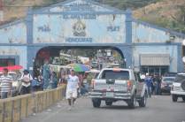 Chegando à fronteira entre Honduras e El Salvador. Lá vem o cara correndo para nos 'ajudar' nos trâmites...